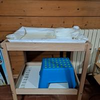 Fasciatoio con materassino e contenitori