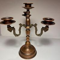 Candelabro antico in ottone a tre bracci