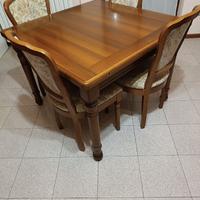 Tavolo sala pranzo + 4 sedie imbottite.