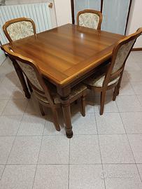Tavolo sala pranzo + 4 sedie imbottite.