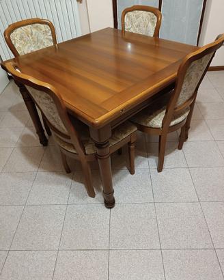 Tavolo sala pranzo + 4 sedie imbottite.
