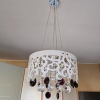 Lampadario moderno con pendenti viola
