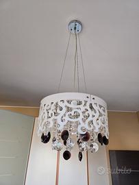 Lampadario moderno con pendenti viola