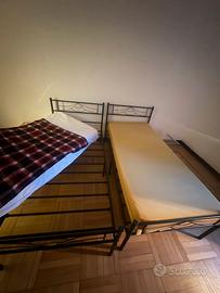 2 letti singoli con  doghe e materassi