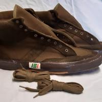 Scarpe vintage militari da ginnastica.