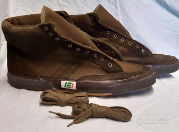 Scarpe vintage militari da ginnastica.