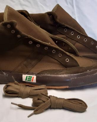 Scarpe vintage militari da ginnastica.