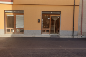 Locale doppia vetrina