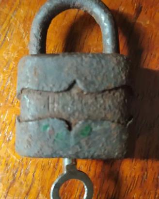 antico piccolo lucchetto raro in ferro con chiave