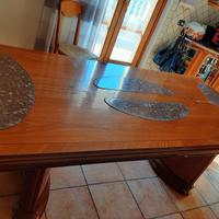 Tavolo in legno con inserti in madreperla e sedie