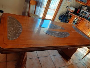 Tavolo in legno con inserti in madreperla e sedie