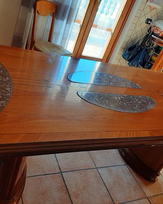 Tavolo in legno con inserti in madreperla e sedie