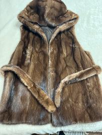 Pelliccia gilet  in visone con cappuccio