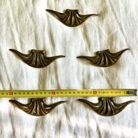 Lotto 5 maniglie Liberty in ottone.