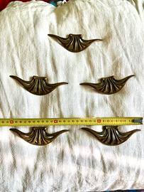 Lotto 5 maniglie Liberty in ottone.