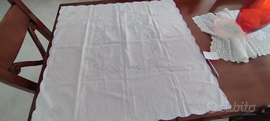 Centro quadrato ricamato a macchina 