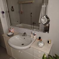 Mobile bagno con specchio e lavabo