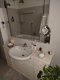 Mobile bagno con specchio e lavabo