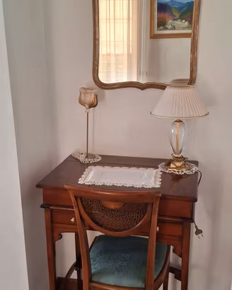 Angolo scrittoio  classico con specchiera e sedia