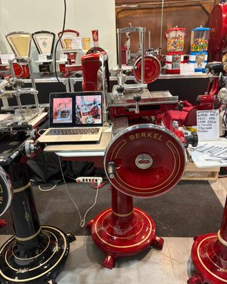 Affettatrice Berkel restaurata a volano Legg.Desc.