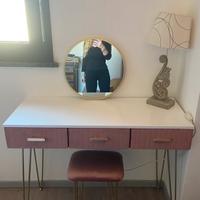 Toeletta con sgabello in velluto rosa