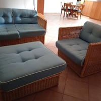 Set in vimini: divanetto poltrona puff con cuscini