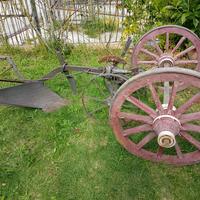 Aratro d'epoca e ruote