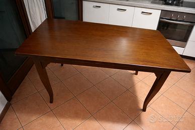 Tavolo in legno stile rustico