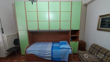 Cameretta camera da letto con scrivania