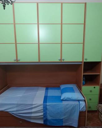 Cameretta camera da letto con scrivania