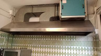 Cappa e lavandino con piano in acciaio Zanussi