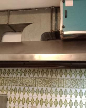 Cappa e lavandino con piano in acciaio Zanussi