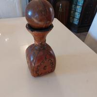 vecchia bottiglia in vetro e cuoio 