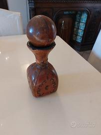 vecchia bottiglia in vetro e cuoio 