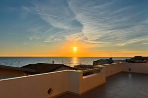 Attico fronte mare donnalucata