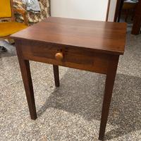 Tavolino in legno massello con cassetto