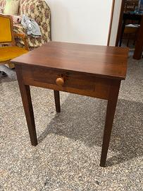 Tavolino in legno massello con cassetto