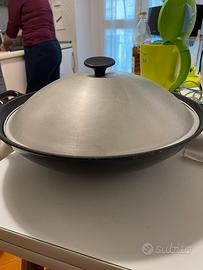 Pentola Wok in ghisa