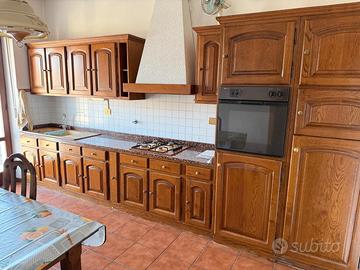 cucina lineare completa e tavolo 