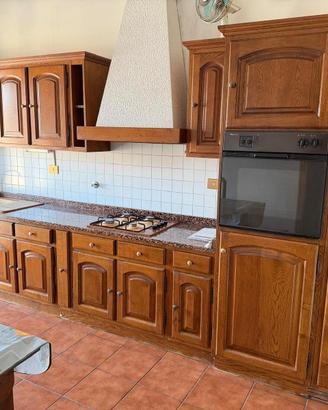 cucina lineare completa e tavolo 