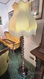 Lampada da terra vintage in legno con paralume