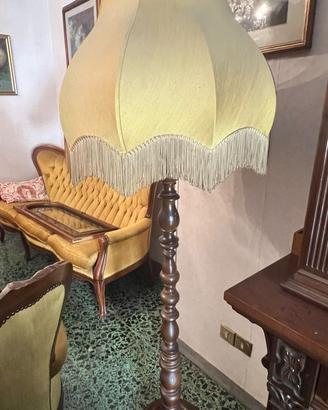 Lampada da terra vintage in legno con paralume