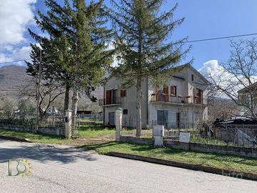 Casa indipendente di 159 m² con 5 locali e box aut