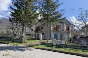 Casa indipendente di 159 m² con 5 locali e box aut