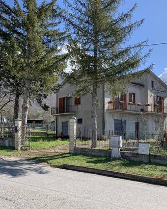 Casa indipendente di 159 m² con 5 locali e box aut
