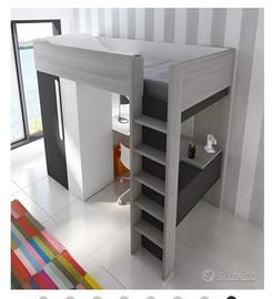 Letto con cabina armadio e scrivania.