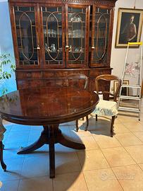 Tavolo tondo con sedie in stile classico