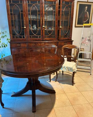 Tavolo tondo con sedie in stile classico