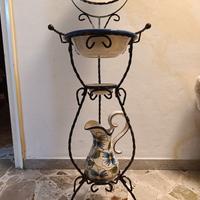 Lavabo per camera da letto in ferro battuto.