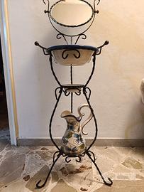 Lavabo per camera da letto in ferro battuto.